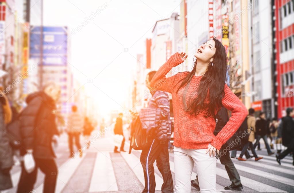 Japonesa chica en tokyo explorar la ciudad Foto de stock oneinchpunch 96508480
