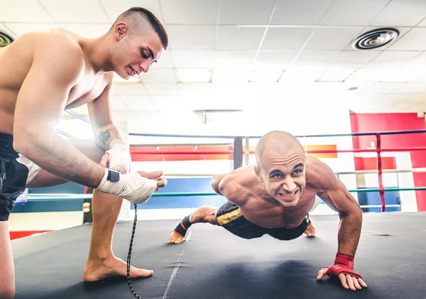 Atleta fazendo flexões — Fotografia de Stock