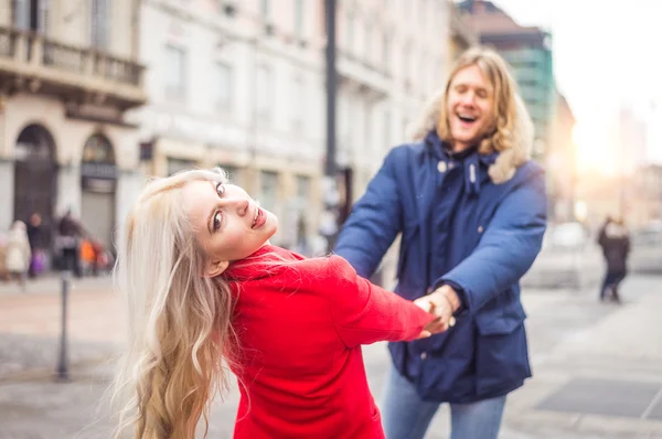 Gelukkig stel buiten — Stockfoto