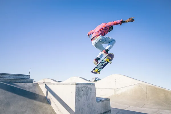 Skateboarder macht Tricks — Stockfoto