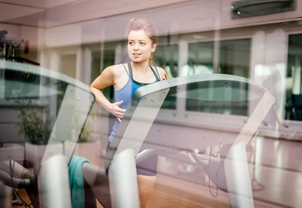 Donna che corre in palestra — Foto Stock