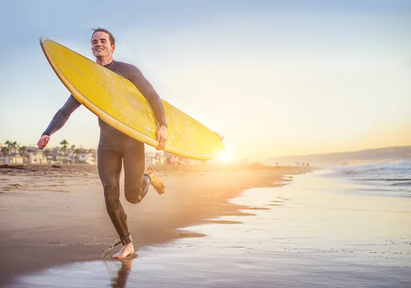 Surfer läuft am Strand — Stockfoto