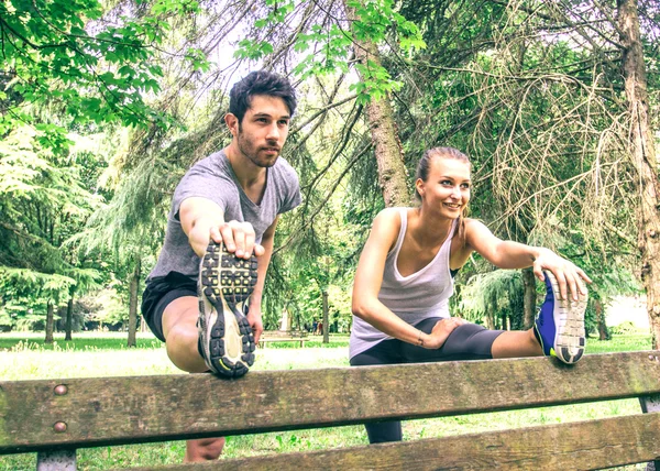 Pareja estirándose en el parque — Foto de Stock