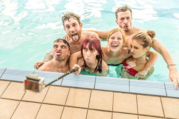 Freunde machen Selfie im Pool — Stockfoto