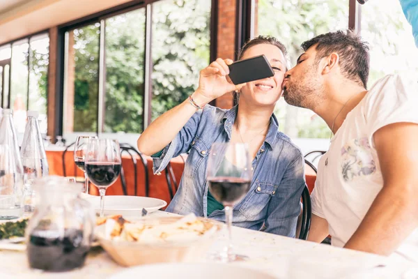 Paar in restaurant — Stockfoto