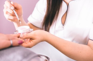 Kadın güzellik salonda çivi tedavi yapma