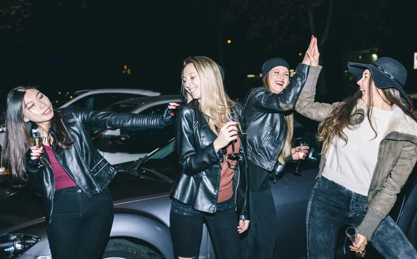 Quatro meninas fazendo festa ao ar livre na noite — Fotografia de Stock