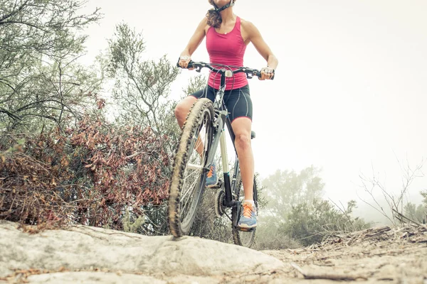 Mulher fazendo downhill com mountain bike. Conceito sobre pessoas — Fotografia de Stock