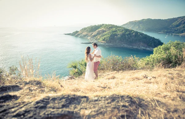 Jovem casal apaixonado desfrutando da vista sobre uma capa na Tailândia — Fotografia de Stock