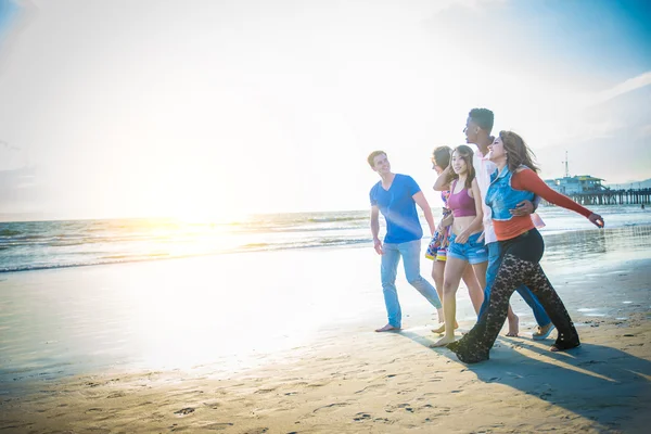 Prieteni mergând pe plajă — Fotografie, imagine de stoc