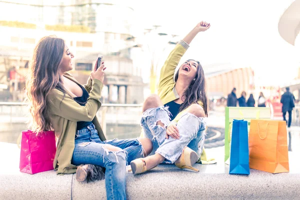 Les filles faisant du shopping en plein air — Photo