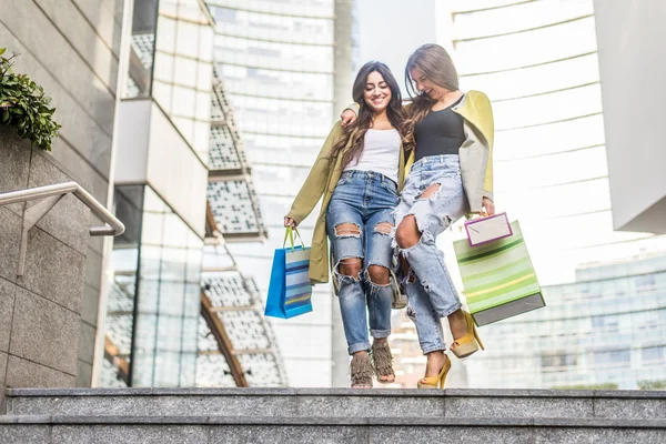Women shopping outdoors — Stock Photo, Image