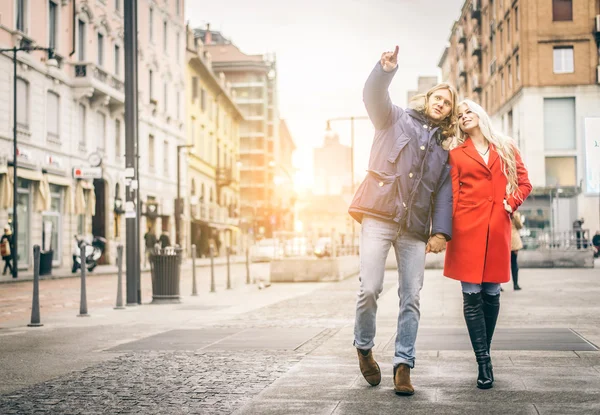 Casal andando ao ar livre — Fotografia de Stock