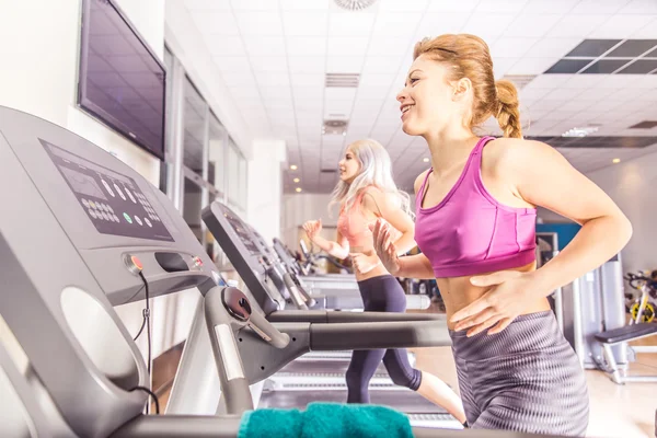 Women running on treadmills — Stock Photo, Image