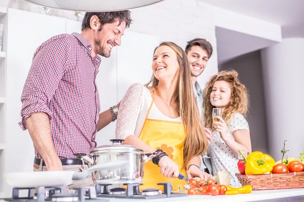 Mulher cozinhar em casa — Fotografia de Stock