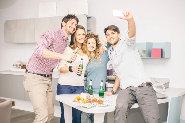 Amigos tomando selfie en casa — Foto de Stock