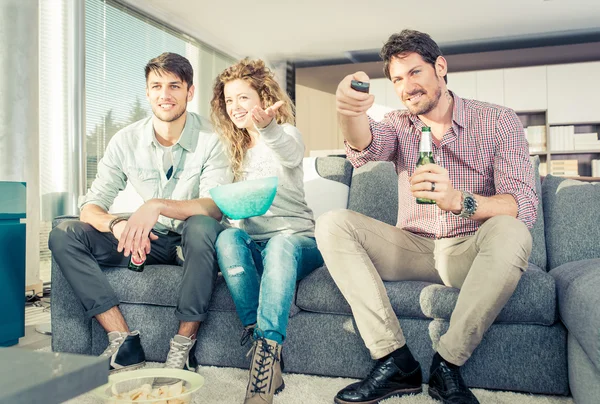 Group of friends watching television in the living room — Stock Photo, Image