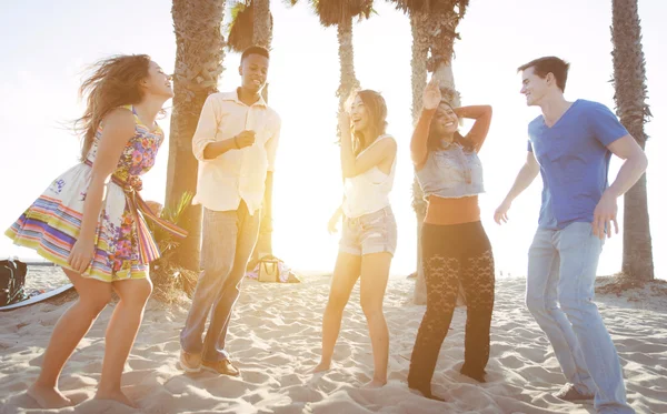 Group of friends celebrating on the beach in LA — Stock Photo, Image