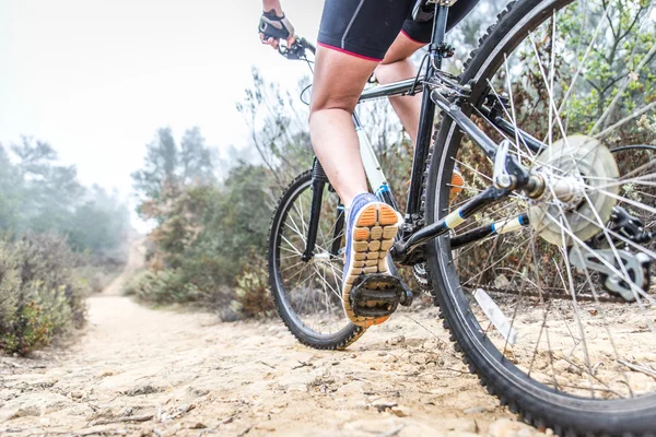 Mulher fazendo downhill com mountain bike. Conceito sobre as pessoas a — Fotografia de Stock