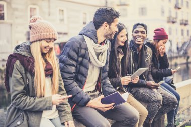 Arkadaşlar eğleniyor.