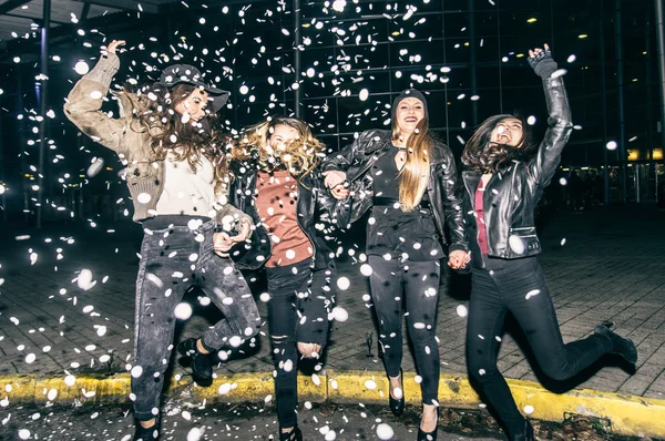 Mujeres de fiesta al aire libre — Foto de Stock