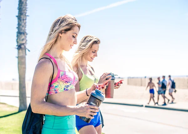 Donne alla ricerca di smartphone — Foto Stock