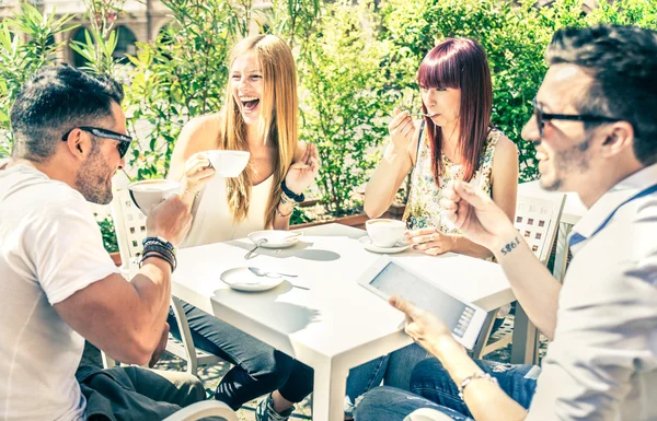 Vänner i ett kafé — Stockfoto