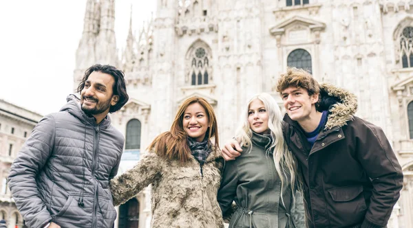 Barátok séta Milánó központjában — Stock Fotó