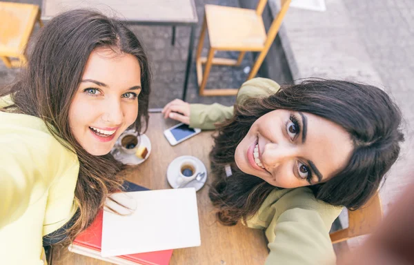 Twee jonge vrouwen — Stockfoto