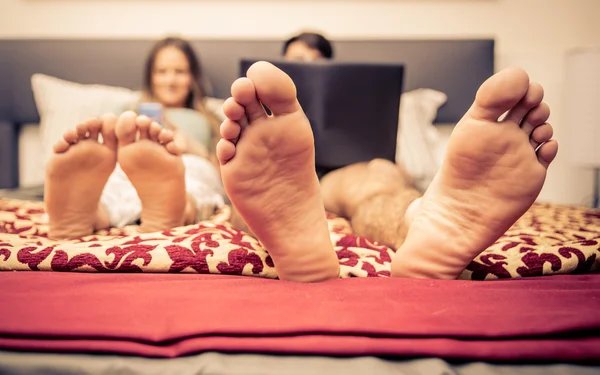 Cuplu în pat și tehnologie — Fotografie, imagine de stoc