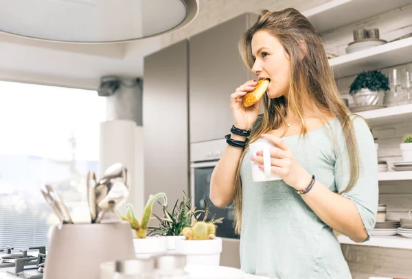 Жінка їсть круасани — стокове фото
