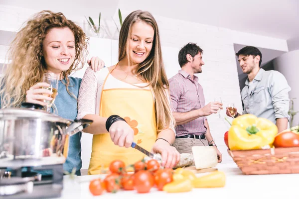 Grupo de amigos cocinando — Foto de Stock