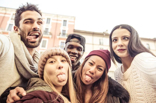 Gruppe von Freunden nimmt lustiges Porträt auf — Stockfoto