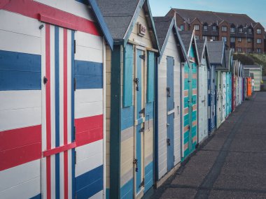 Suffolk sahilindeki çok renkli plaj kulübelerinde.