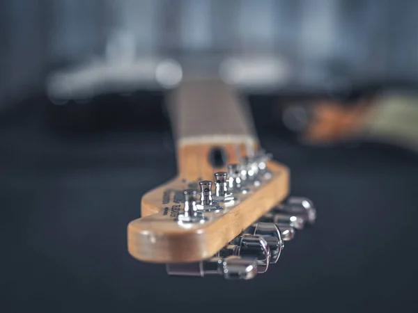 Elektro Gitar Bokeh Efekti Işıkları Ahşap Arkaplan Ile Kapanıyor — Stok fotoğraf