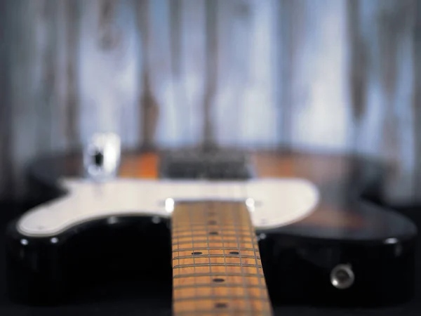 Guitarra Elétrica Close Com Luzes Efeito Bokeh Fundo Madeira — Fotografia de Stock