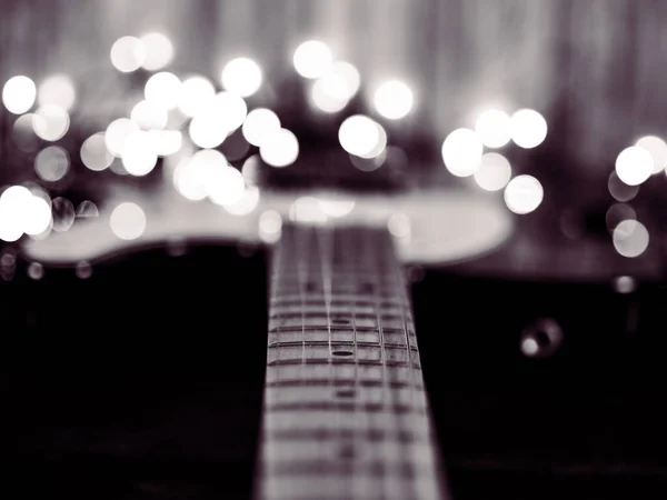 Guitarra Elétrica Close Com Luzes Efeito Bokeh Fundo Madeira — Fotografia de Stock