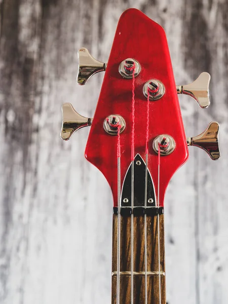 Rode Basgitaar Headstock Hals Close Selectieve Focus Met Houten Achtergrond — Stockfoto