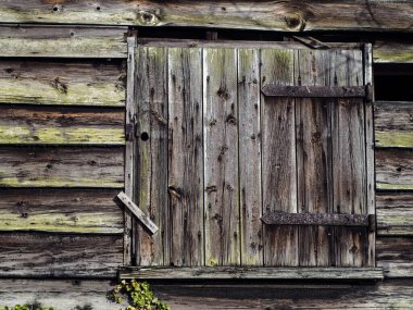 Yıpranmış ahşap çatı katı kapısı Suffolk. Yaklaş.