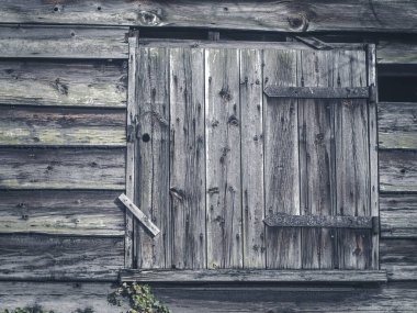 Yıpranmış ahşap çatı katı kapısı Suffolk. Yaklaş.
