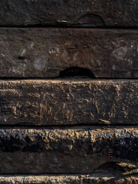 İnşaat alanında geri kazanılmış demiryolu uyuyanları yığını 