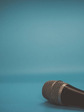 mavi gri arkaplanı ve kopyalama alanı olan dinamik mikrofon