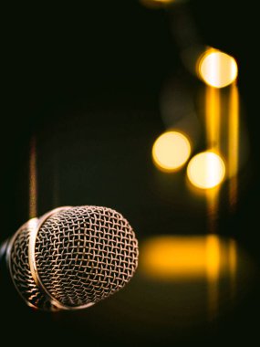 Bokeh ışık efekti ve arkaplan kopyalama uzayında ışık sızıntısı olan mikrofonu kapat