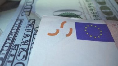 Amerikan doları ve Avrupa Birliği parası makro çekim için euro. Birliğin sembolü olarak mavi arkaplan ve çok sayıda sarı yıldızlı AB imzası. İ.Ö., ECB imzaları banknotta. Kapatın. Finans kavramı.