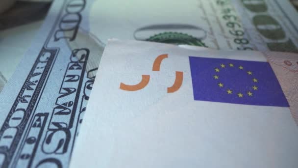 Billete de dólar estadounidense y euro de dinero de la Unión Europea en macro shot. Signo de la UE con fondo azul y muchas estrellas amarillas como símbolo de unión. BCE, BCE firma en nota bancaria. De cerca. Concepto financiero. — Vídeos de Stock