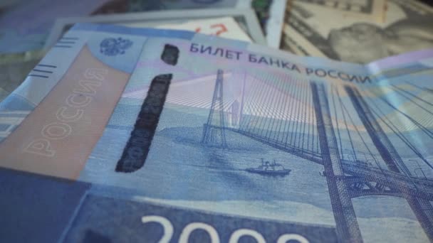 Zweitausend russische Trümmer in Makroaufnahmen. Krim-Brücke mit Schiff und Möwe als Symbol dieses Gesetzentwurfs. Textur. Viele amerikanische Dollar im Hintergrund. Konzept - Erfolg bei der Finanzierung von Unternehmensinvestitionen — Stockvideo