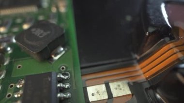 Macro 'nun sabit disk görüntüsü. Mikroişlemci, hafıza döngüsü, disk, hdd Milli. Yeşil güç panosu. mühürlü mikro devreler