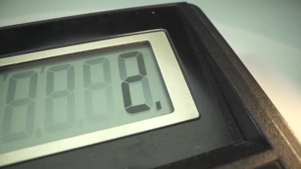 Üzletember tárcsázza 2021 számjegyek számológép. A fém bika éve. Makrofelvétel. — Stock videók