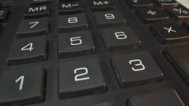 İş kadını ya da muhasebeci ellerinin kalem tutarak iş verilerini, muhasebe belgelerini hesaplamak için hesap makinesi üzerinde çalışmalarını. İş konsepti. Mali işler. Üç aylık rapor. Sayıları kalibreye yaz