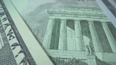 Masada Amerikan doları nakit para var. Birçok fatura peş peşe yatar. Makro boyutta 100 dolar. Bir banknotta Birleşik Devletler 'in sembolü. Panorama çekimi. Finans kavramı.